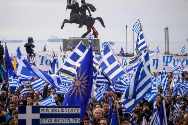 «Ψηλά το κεφάλι»! Τεράστιο πανό για τη Μακεδονία στη Θεσσαλονίκη, λίγη ώρα πριν από το συλλαλητήριο (βίντεο)